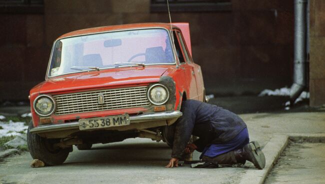 Мужчина ремонтирует старый автомобиль