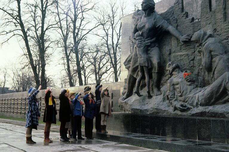 Школьники у мемориала Вечной Славы