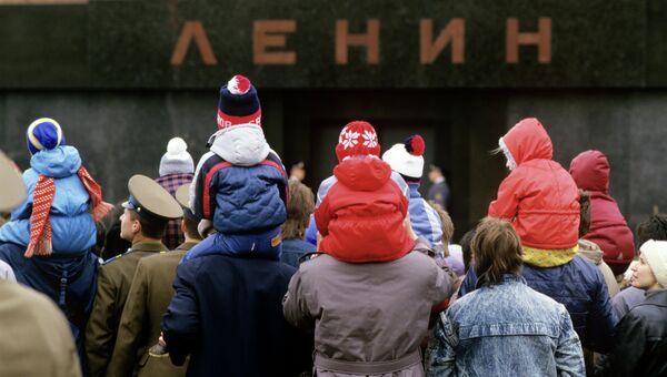 Москвичи у мавзолея В.И. Ленина. Архивное фото