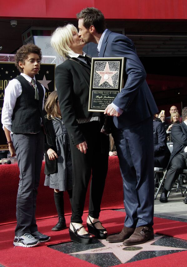 Хью Джекман со своей семьей на Аллее славы Голливуда