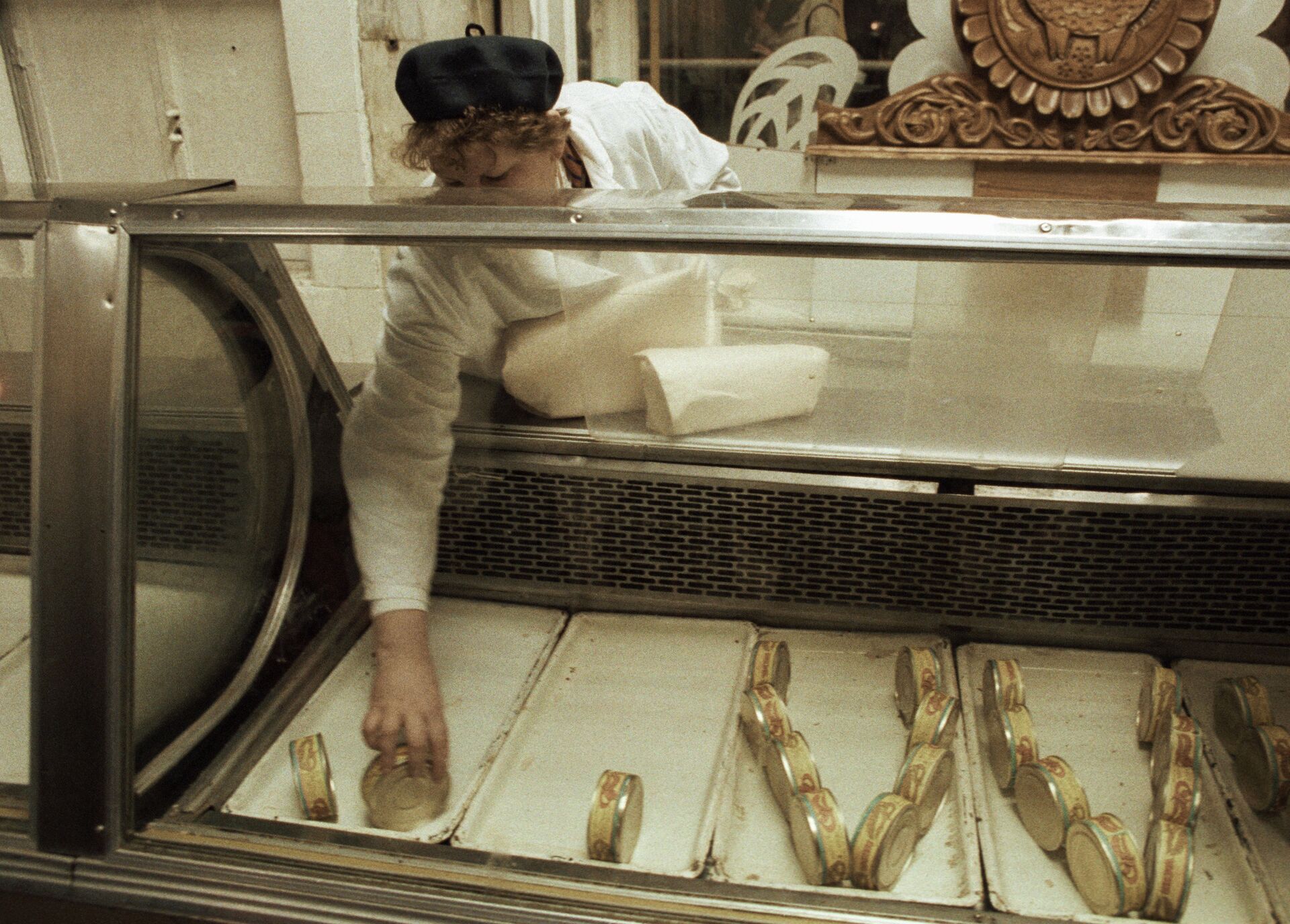 Продавщица продовольственного магазина выкладывает консервные банки на витрину - РИА Новости, 1920, 13.01.2022