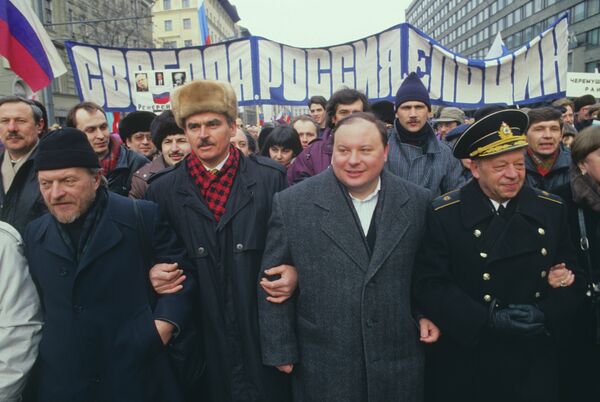 Тимур Аркадьевич Гайдар и Егор Тимурович Гайдар во время шествия по улицам Москвы