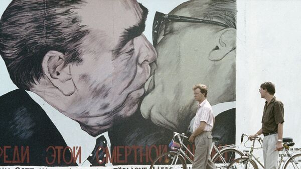 Фрагмент Берлинской стены. Архивное фото
