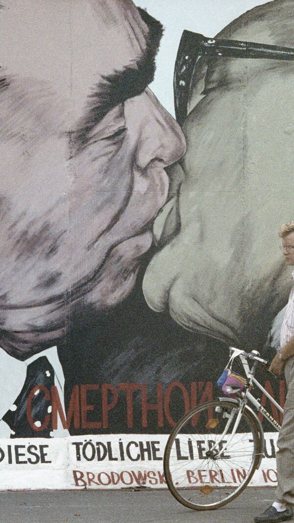 Уцелевший участок берлинской стены Уцелевший участок берлинской стены