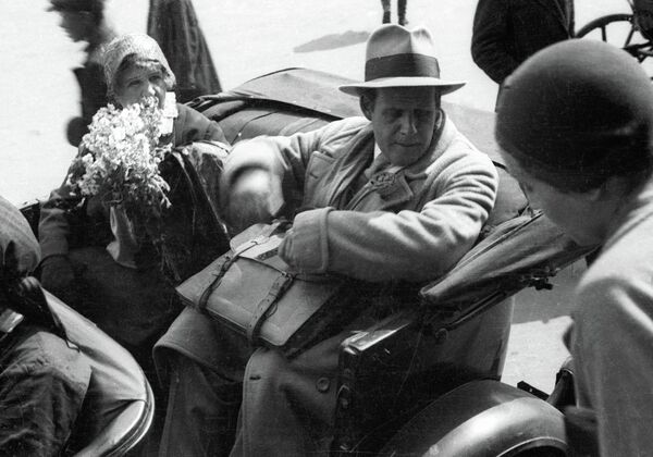 Сергей Эйзенштейн рядом с матерью