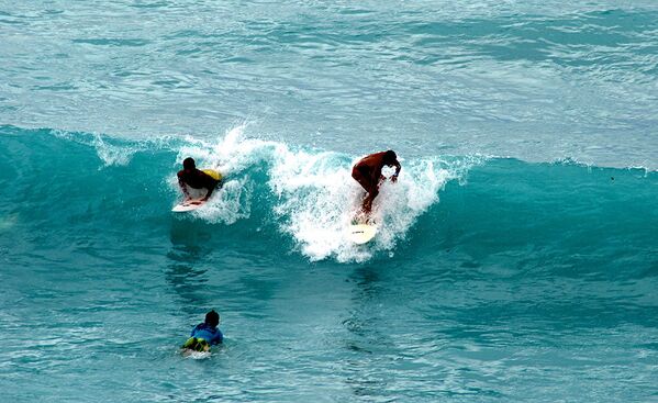 Серферы ловят волны Индийского океана на Бали
