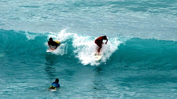 Серферы ловят волны Индийского океана на Бали