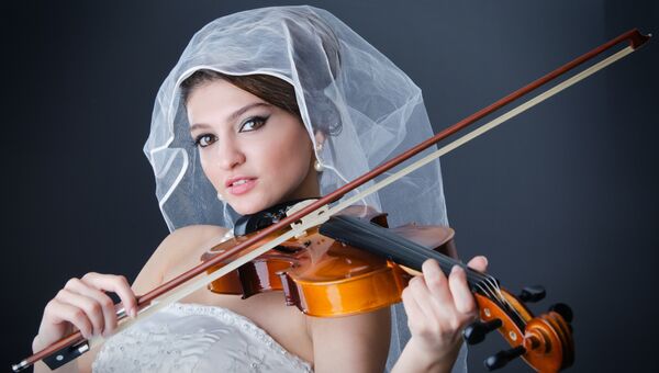 Невеста играет на скрипке