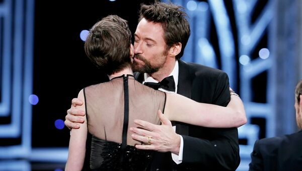 Актер Хью Джекман целует актрису Энн Хэтэуэй на 19-ой церемонии вручения премии Гильдии киноактеров США