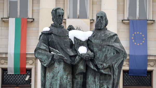 Памятник Кириллу и Мефодию у здания Народной библиотеки в Софии