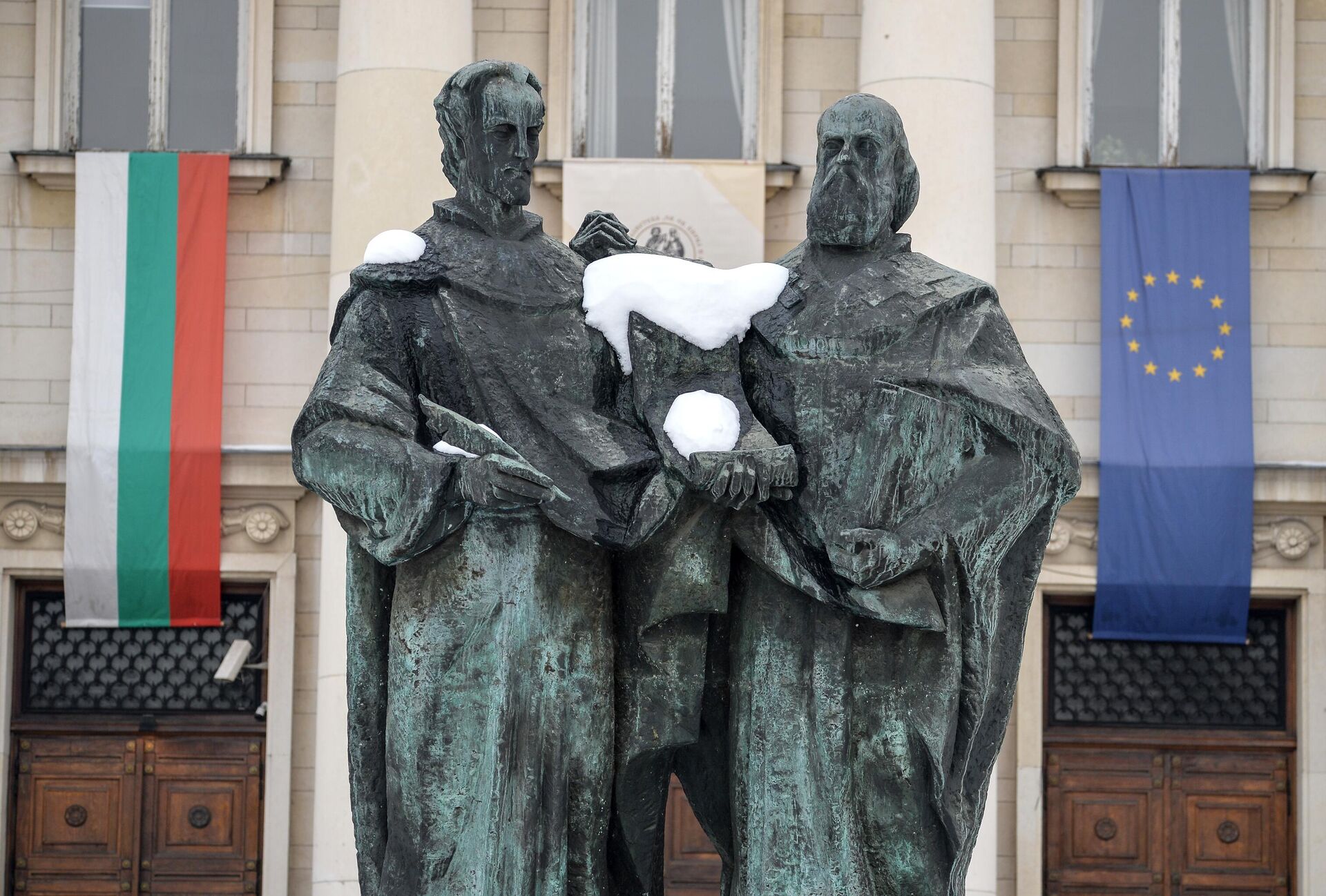 Памятник Кириллу и Мефодию у здания Народной библиотеки в Софии - РИА Новости, 1920, 23.05.2024