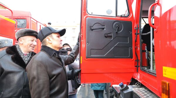 Глава Чувашии Михаил Игнатьев во время смотра и вручения аварийно-спасательной техники