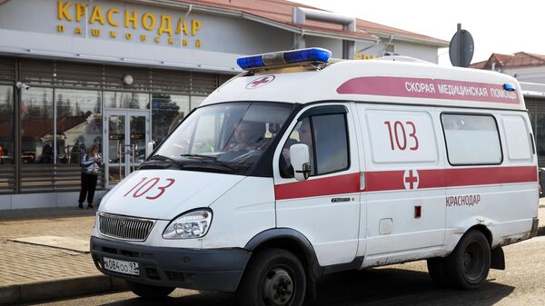 Автомобиль скорой медицинской помощи у терминала международного аэропорта Краснодар 
