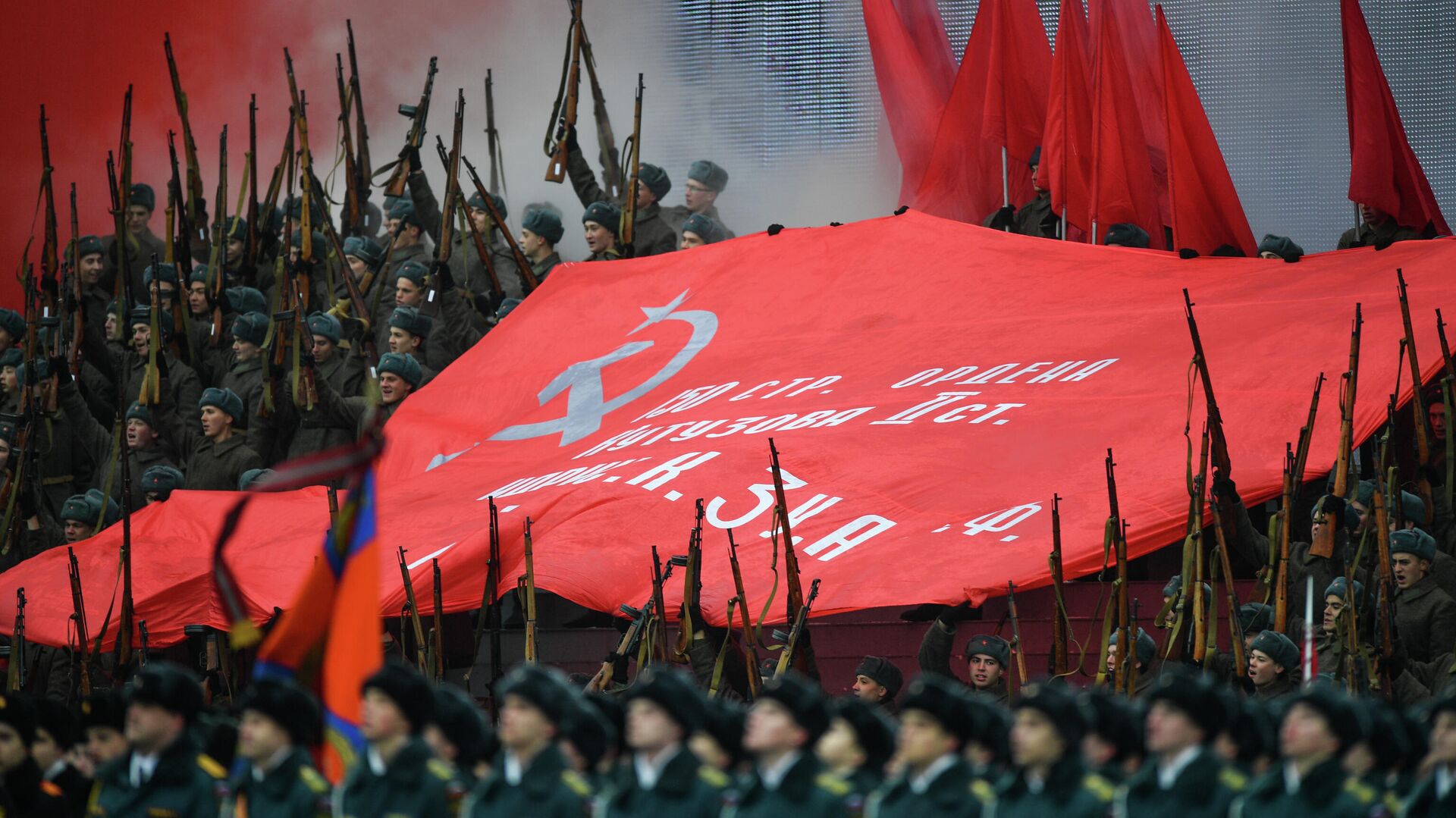Военнослужащие в форме Красной армии во время торжественного марша, посвященного 75-й годовщине военного парада 1941 года на Красной площади - РИА Новости, 1920, 06.05.2020