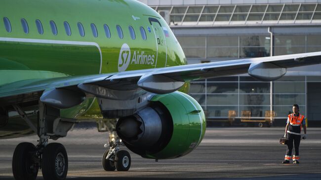 Самолет Embraer-170 авиакомпании S7 в аэропорту Толмачево