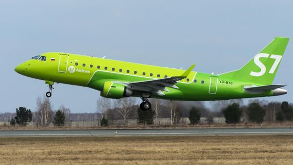 Самолет Embraer-170 авиакомпании S7 во время взлета в аэропорту Толмачево