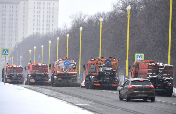 Снегоуборочная техника коммунальных служб во время уборки снега на в Москве