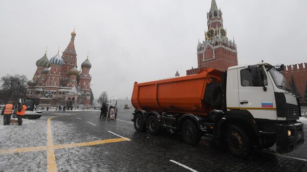 Снегоуборочная техника коммунальных служб во время уборки снега на Красной площади в Москве