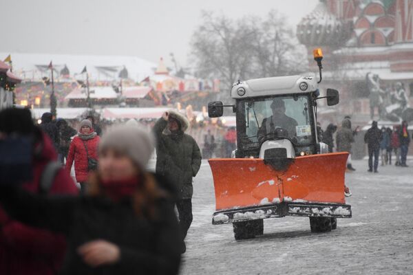 Снегоуборочная техника коммунальных служб во время уборки снега в Москве