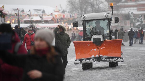 Техника коммунальных служб во время уборки снега в Москве