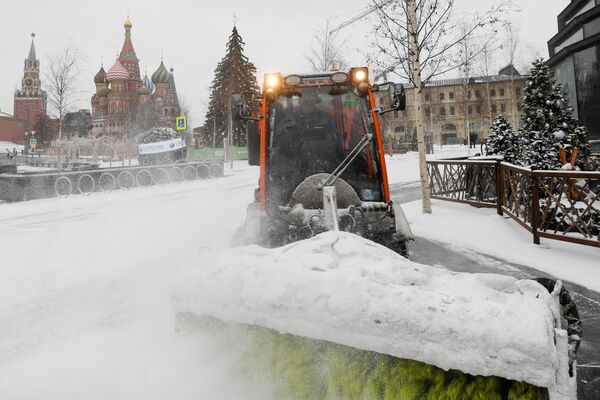 Снегоуборочная техника коммунальных служб во время уборки снега на территории природно-ландшафтного парка Зарядье в Москве