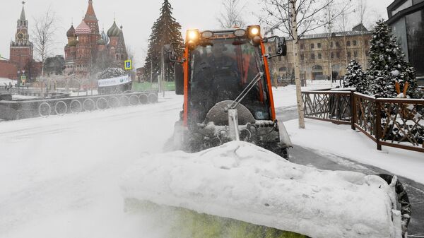 Снегоуборочная техника коммунальных служб во время уборки снега на территории природно-ландшафтного парка Зарядье в Москве