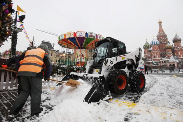 Сотрудники коммунальной службы убирают снег на Красной площади в Москве