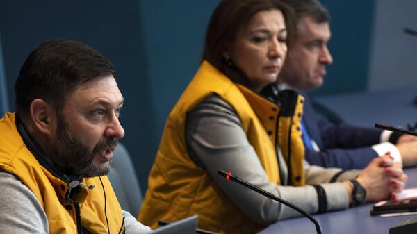 Елена Черышева, Кирилл Вышинский и Леонид Слуцкий во время пресс-конференции на полях сессии ПАСЕ