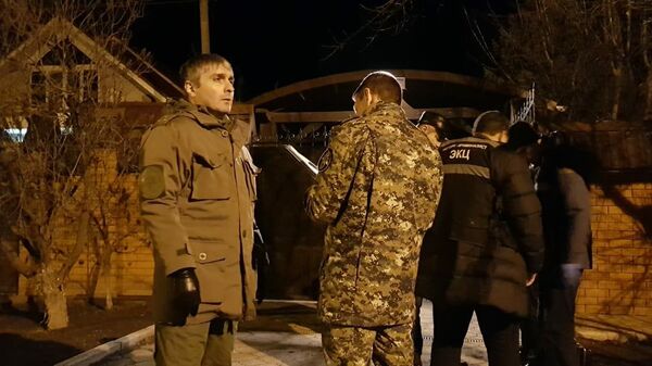 Сотрудники правоохранительных органов на месте убийства депутата Законодательного собрания Ростовской области и его супруги