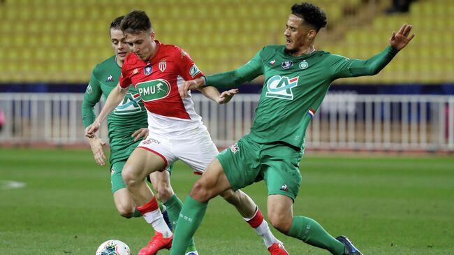 Soccer Football - Coupe de France - Round of 16 - AS Monaco v AS Saint-Etienne - Stade Louis II, Monaco - January 28, 2020  AS Monaco's Aleksandr Golovin in action with Saint Etienne's Romain Hamouma and William Saliba   REUTERS/Eric Gaillard