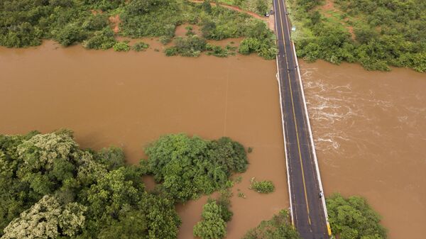 Мост, почти полностью поглощенный паводковыми водами на границе муниципалитетов Диамантина и Ольюш-д'Агуа в штате Минас-Жерайс, Бразилия. 28 января 2020