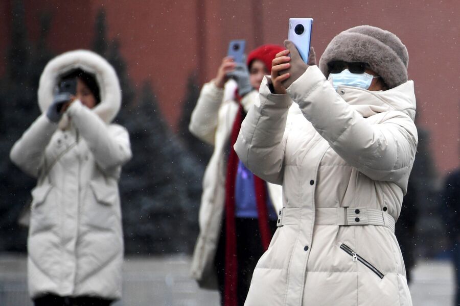  Иностранные туристы в защитных масках на Красной площади в Москве