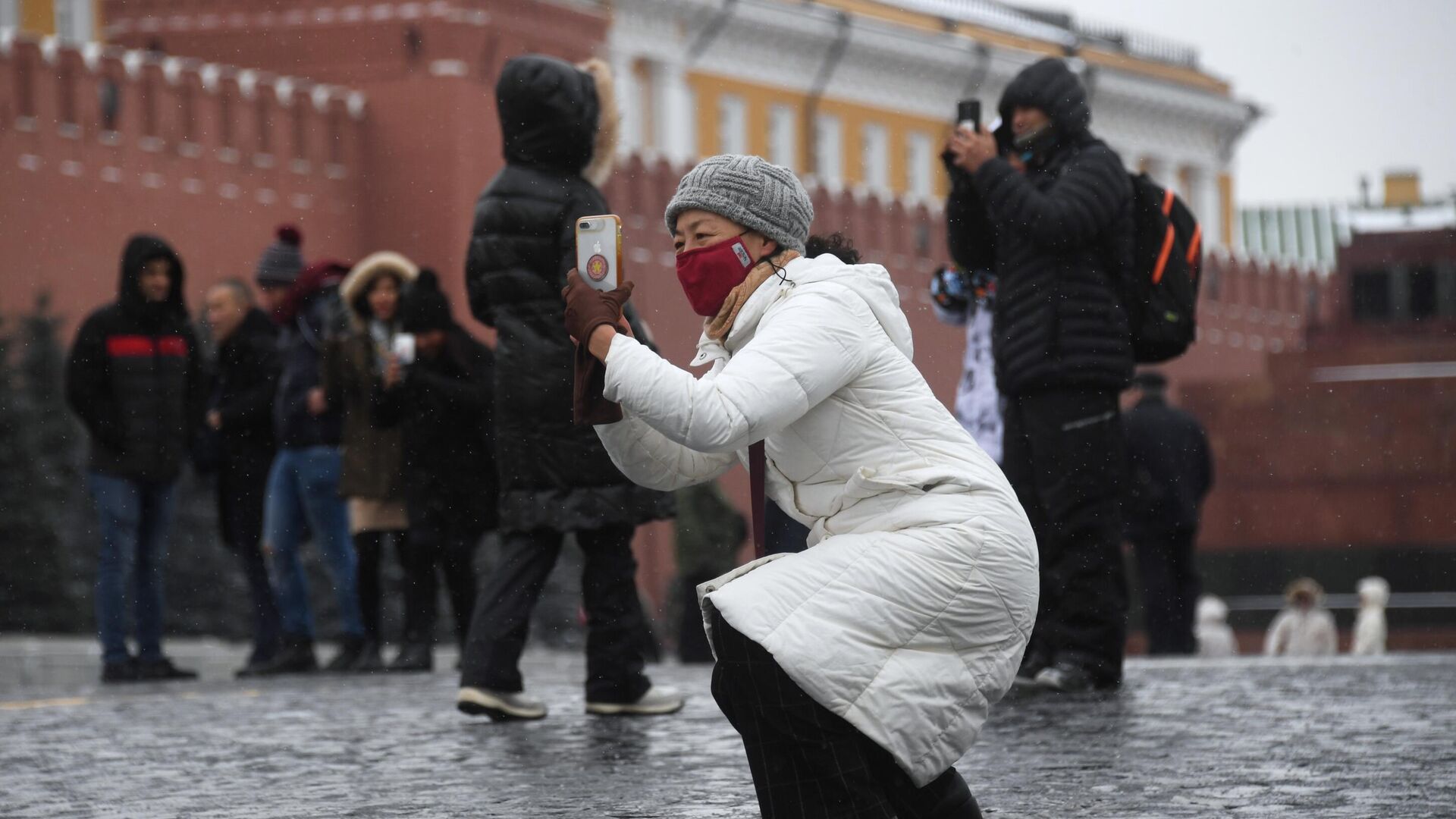 Иностранные туристы в защитных масках на Красной площади в Москве - РИА Новости, 1920, 22.12.2021