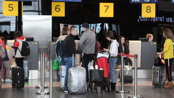 Пассажиры у стойки регистрации в международном аэропорту в Казани