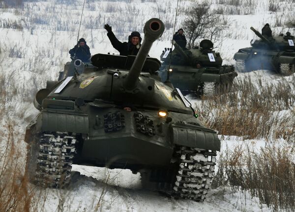 Советский тяжёлый танк ИС-3 (на первом плане) во время показательного выезда на Центральной базе хранения бронетанковой техники Восточного военного округа в Приморском крае