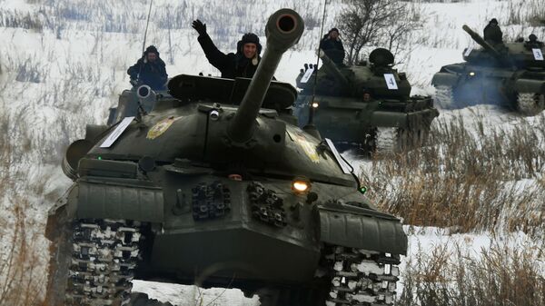 Советский тяжёлый танк ИС-3 (на первом плане) во время показательного выезда на Центральной базе хранения бронетанковой техники Восточного военного округа в Приморском крае