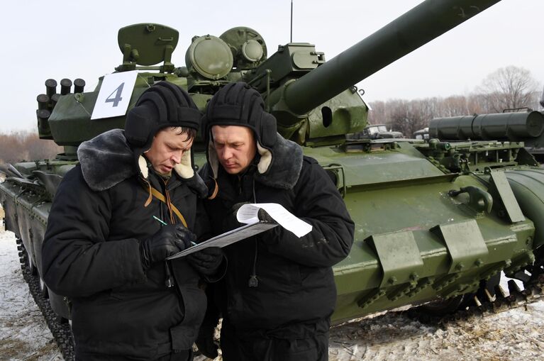 Военнослужащие РФ во время показательного выезда исторической бронетехники на Центральной базе хранения бронетанковой техники Восточного военного округа в Приморском крае