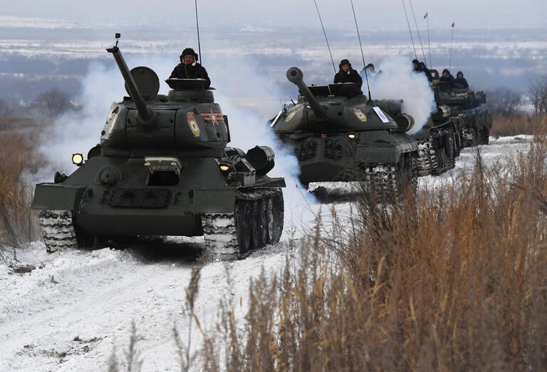 Танки Т-34 и ИС-3 (слева направо) во время показательного выезда на Центральной базе хранения бронетанковой техники Восточного военного округа в Приморском крае