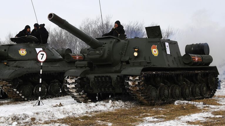 Тяжёлая советская самоходно-артиллерийская установка (САУ) СУ-152 во время показательного выезда на Центральной базе хранения бронетанковой техники Восточного военного округа в Приморском крае