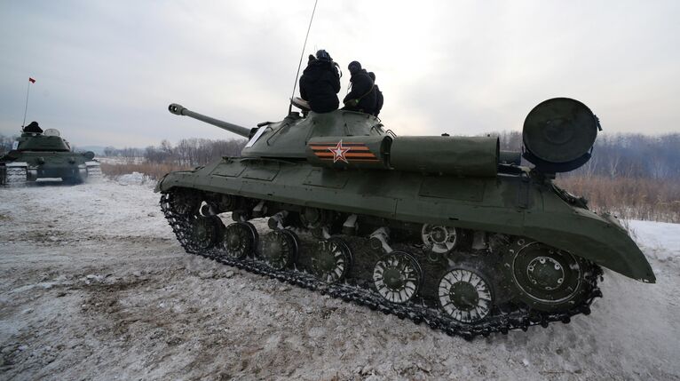 Советский тяжёлый танк ИС-3 во время показательного выезда на Центральной базе хранения бронетанковой техники Восточного военного округа в Приморском крае