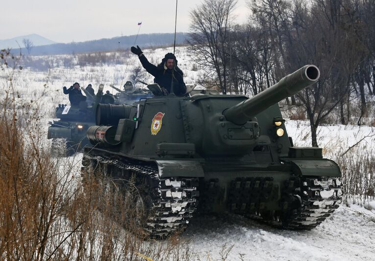 Тяжёлая советская самоходно-артиллерийская установка (САУ) СУ-152 во время показательного выезда на Центральной базе хранения бронетанковой техники Восточного военного округа в Приморском крае