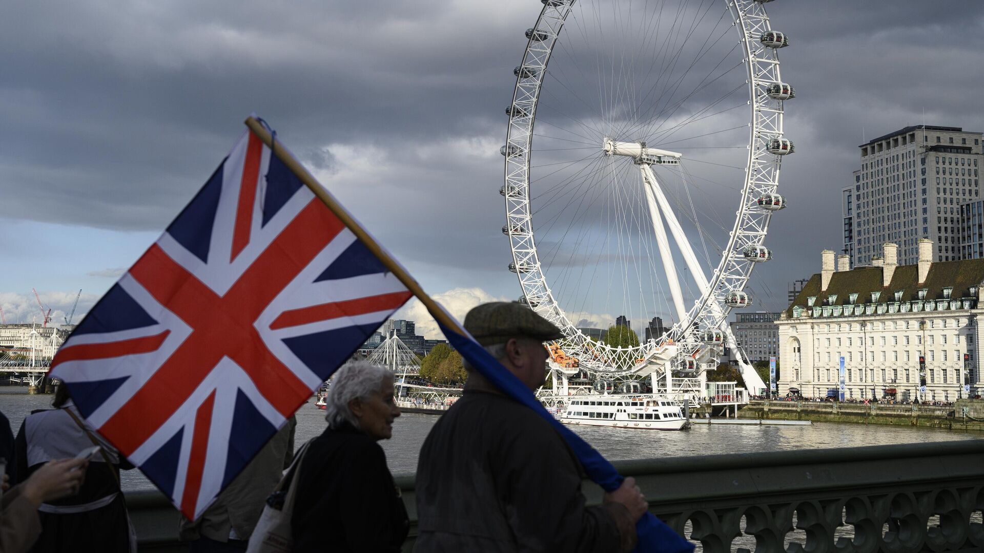 Люди с флагом Британии в Лондоне - РИА Новости, 1920, 31.08.2023