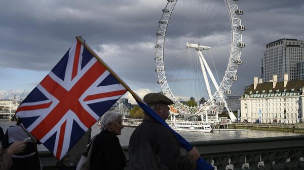 Мужчина с флагом Великобритании. Лондон