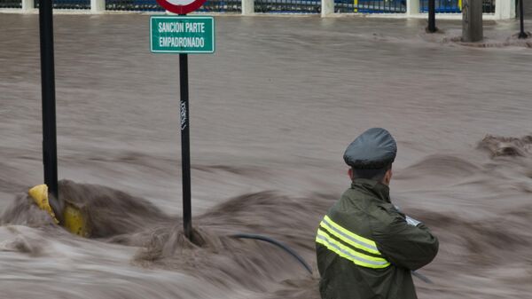 Сотрудник чилийской полиции во время наводнения