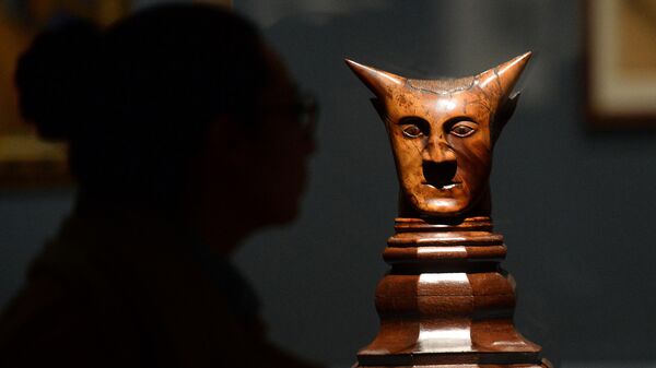 Скульптура Поля Гогена Head with Horns на выставке в Музее современного искусства в Нью-Йорке