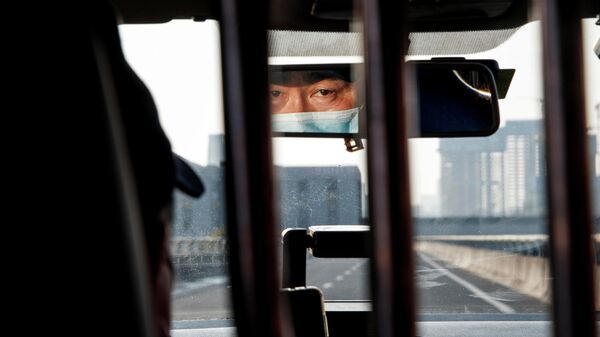 Китайский таксист в защитной маске
