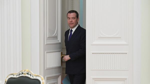 Заместитель председателя Совета безопасности РФ Дмитрий Медведев перед началом встречи президента РФ Владимира Путина с ушедшими в отставку членами правительства РФ