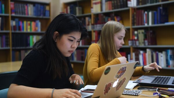 Девушки работают за компьютером в библиотеке
