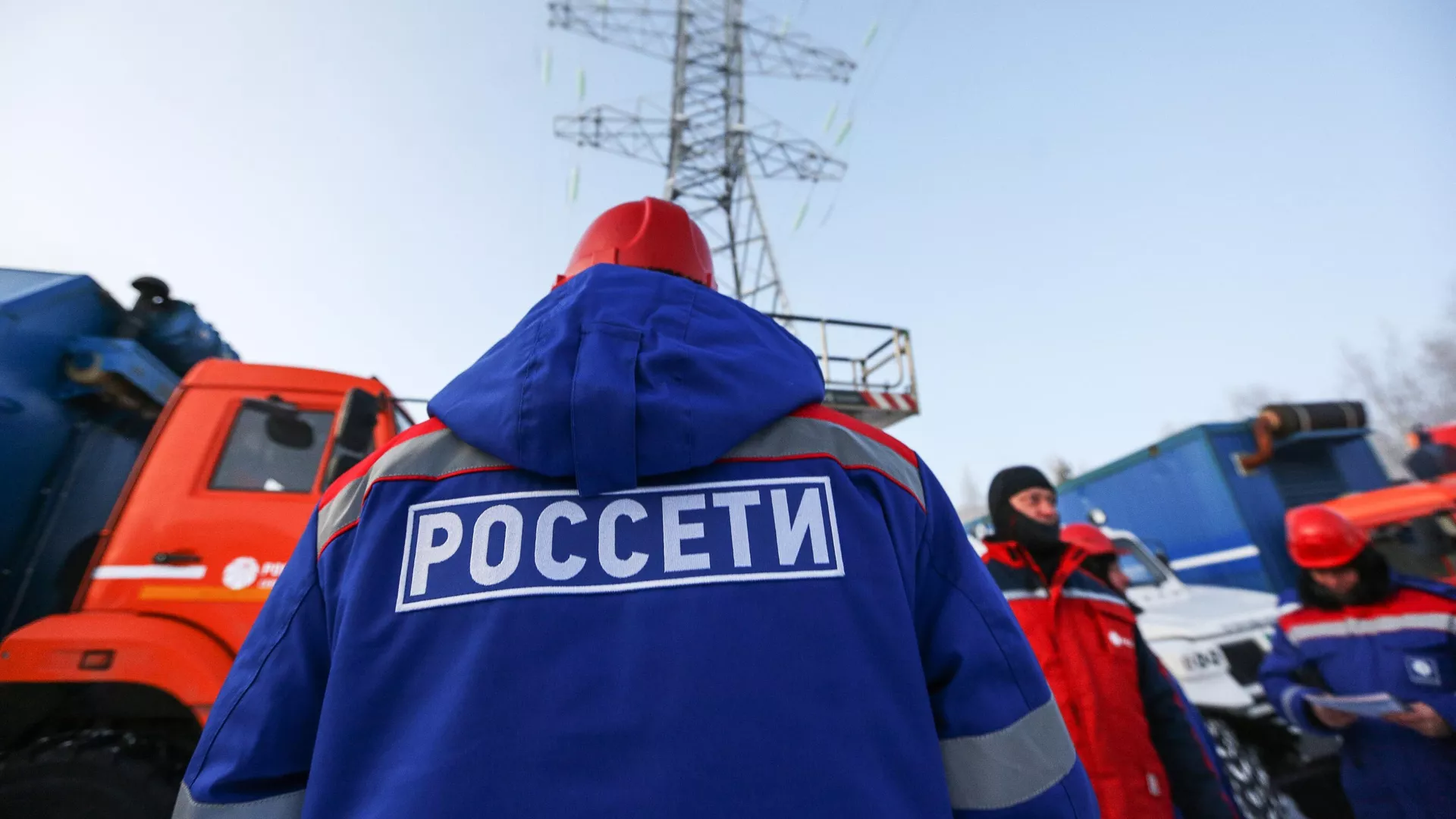 Сотрудник компании Россети во время запуска линии электропередач для Центра строительства крупнотоннажных морских сооружений компании Новатэк в Кольском районе Сотрудник компании Россети во время запуска линии электропередач для Центра строительства крупнотоннажных морских сооружений компании Новатэк в Кольском районе - РИА Новости, 1920, 31.12.2020