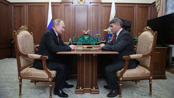 Президент РФ Владимир Путин и временно исполняющий обязанности главы Чувашской Республики Олег Николаев во время встречи